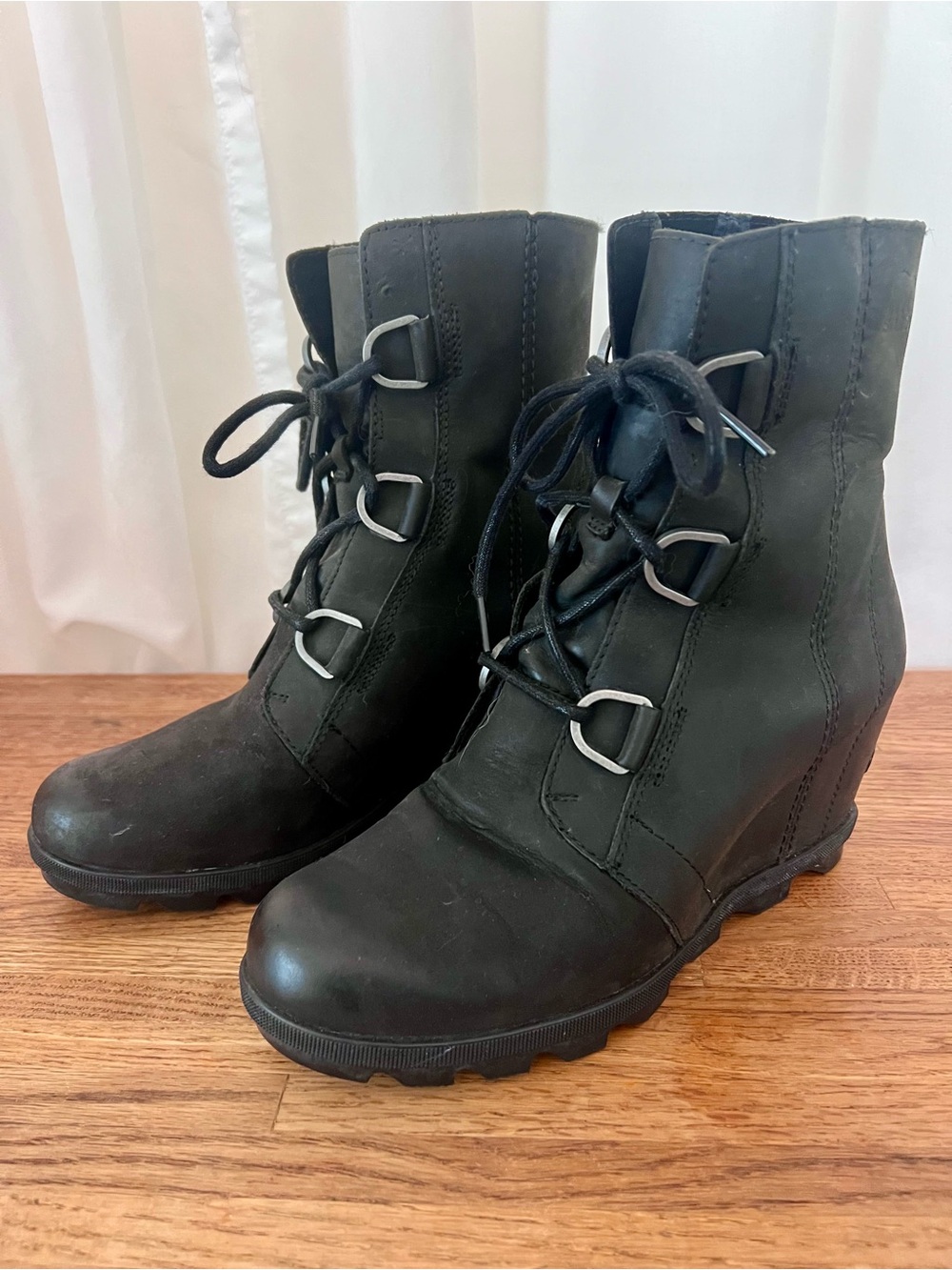Sorel Joan of Arctic Wedge II boots. Black Leather. Size 9.5
